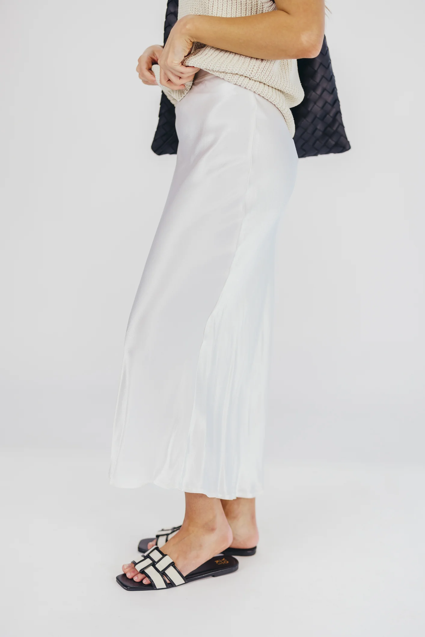 Essie Woven Canvas Slides in Black - Iieemm