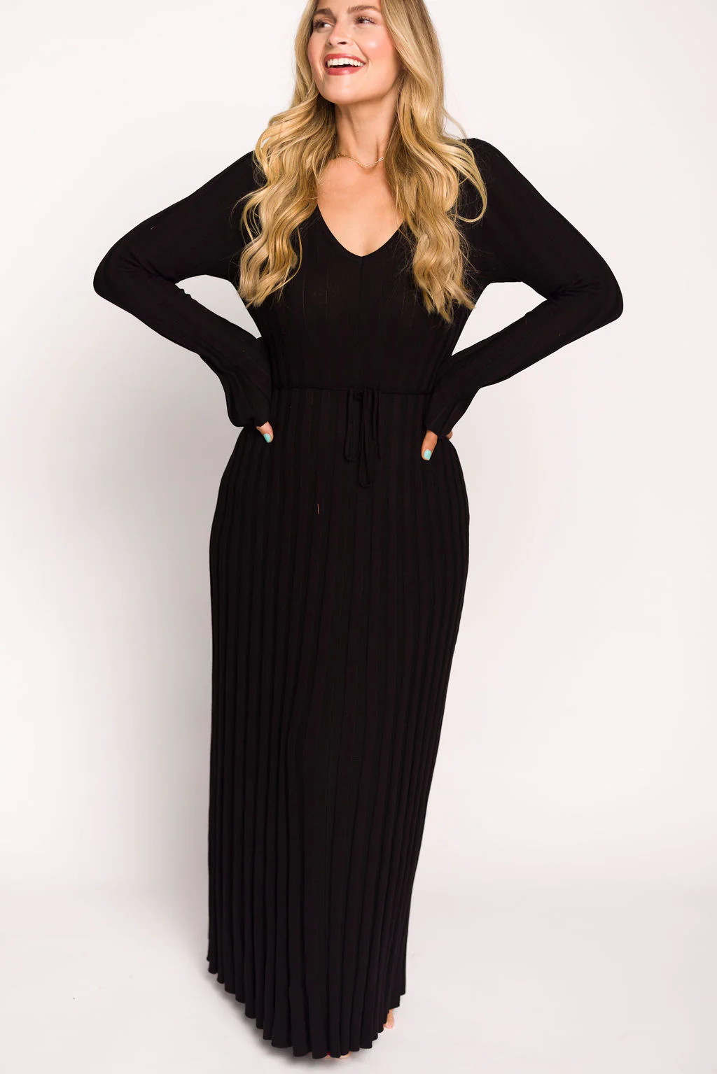 Hadley Long Sleeve V-Neck Knit Maxi Dress in Black - Iieemm